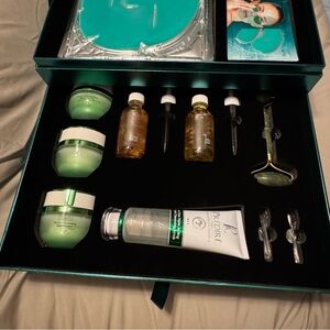 32 Pieces of Luxury Facial Masks, Tea Tree Moisturizers, Cleaners MSRP$11,000